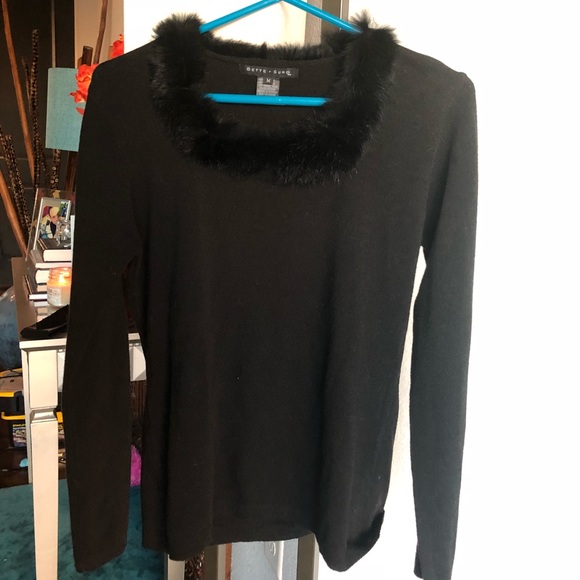 Better Sung Tops - Beautiful fur collar accent sweater top M